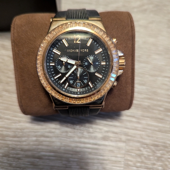 Michael Kors Dylan watch - Picture 2 of 5